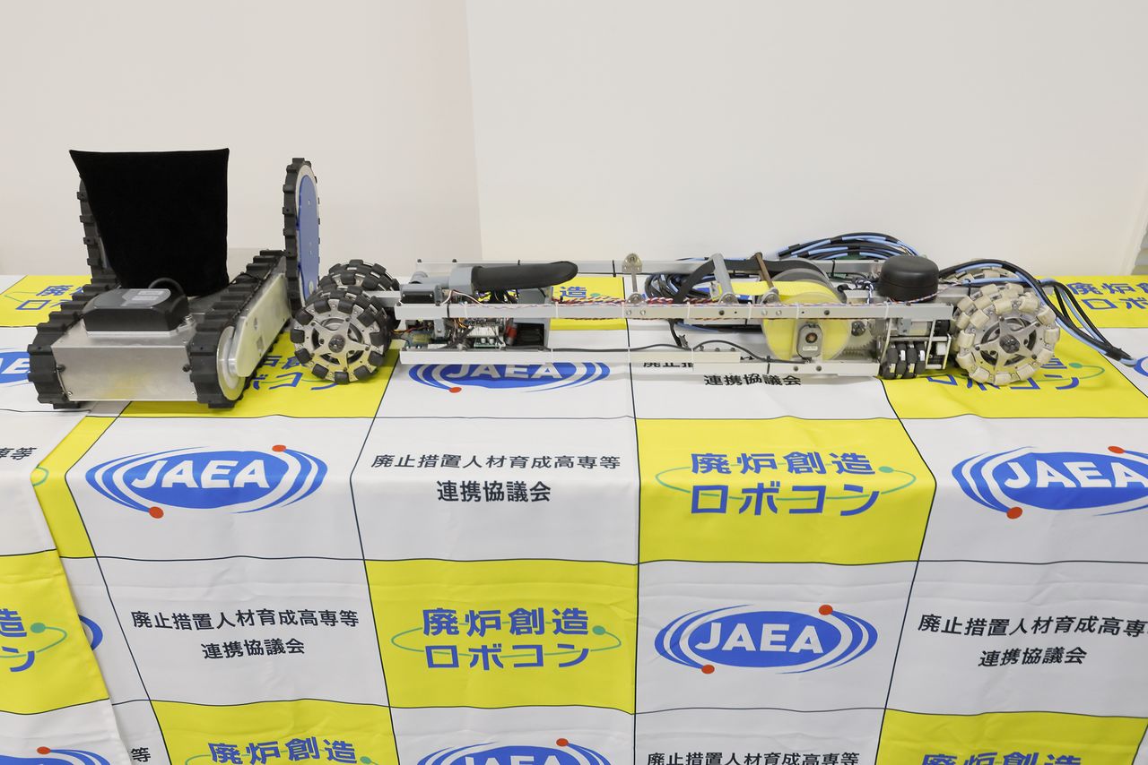 On the right is the robot, called “Mexicali,” designed and built by the Institute of Technology, Fukushima College team that won the fifth Creative Robot Contest for Decommissioning. On the left is the small-sized data-gathering robot developed in cooperation with the Atox corporation. (© Yamada Shinji)
