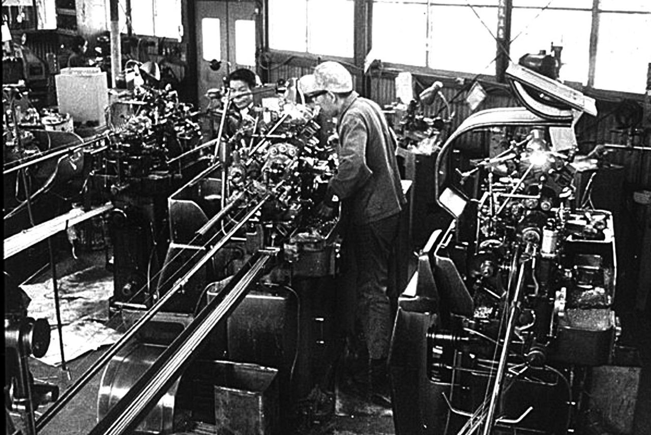 A worker operates a machine at Yuki Precision’s original factory. (© Yuki Precision)