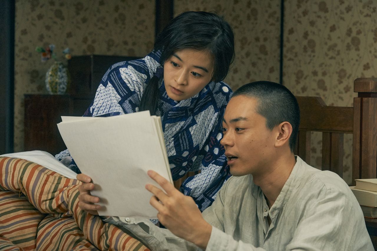 Kenji reading his work to his sister Toshi (Mori Nana) in her hospital bed. The scene helps audiences rediscover the power of Kenji’s works when read aloud. (© 2022 Ginga tetsudō no chichi Production Committee)