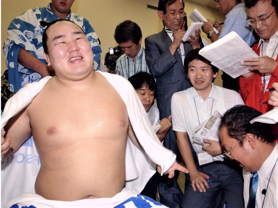 Asashōryū in a jovial mood at the 2003 September basho, after winning his fourth grand tournament championship. (© Kyōdō)