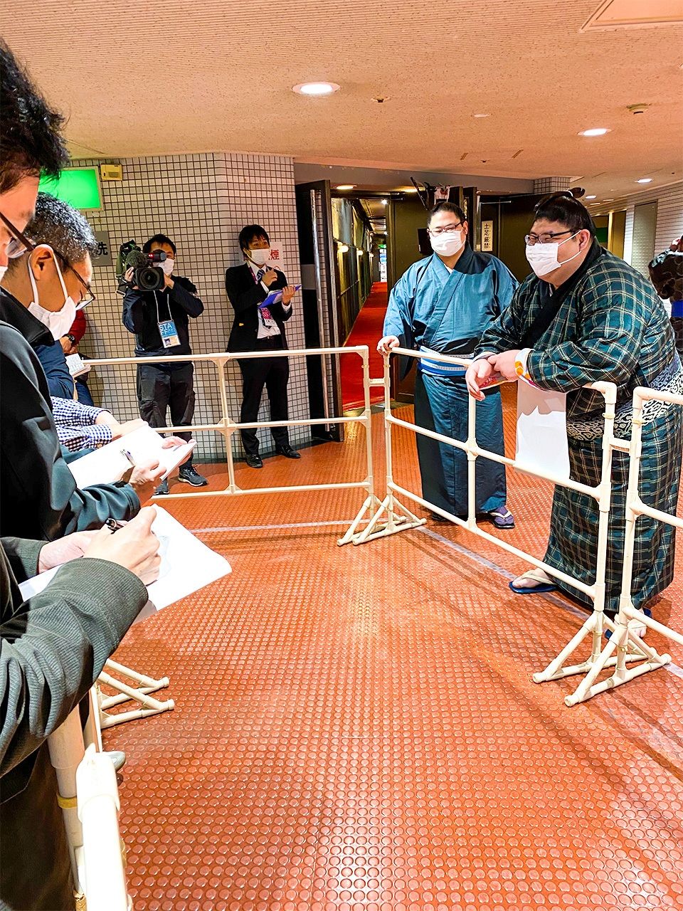 Reporting from the mixed zone at the March 2020 tournament. (© Nagayama Satoshi) 
