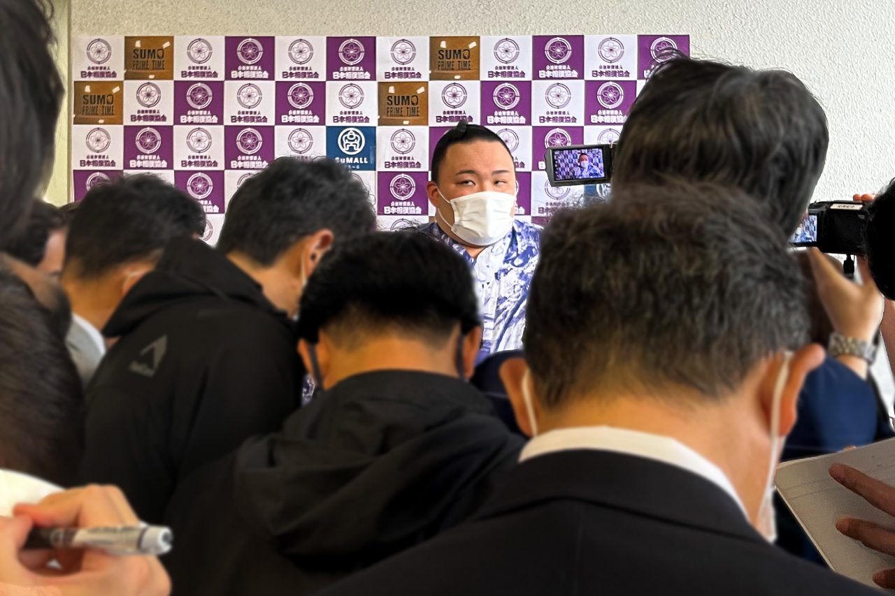 At the 2023 May tournament, a mixed zone was set up for the first time for a tournament taking place in Tokyo. Asanoyama, marking a win on the first day after returning to the top ranks, speaks with the media. (© Nagayama Satoshi)