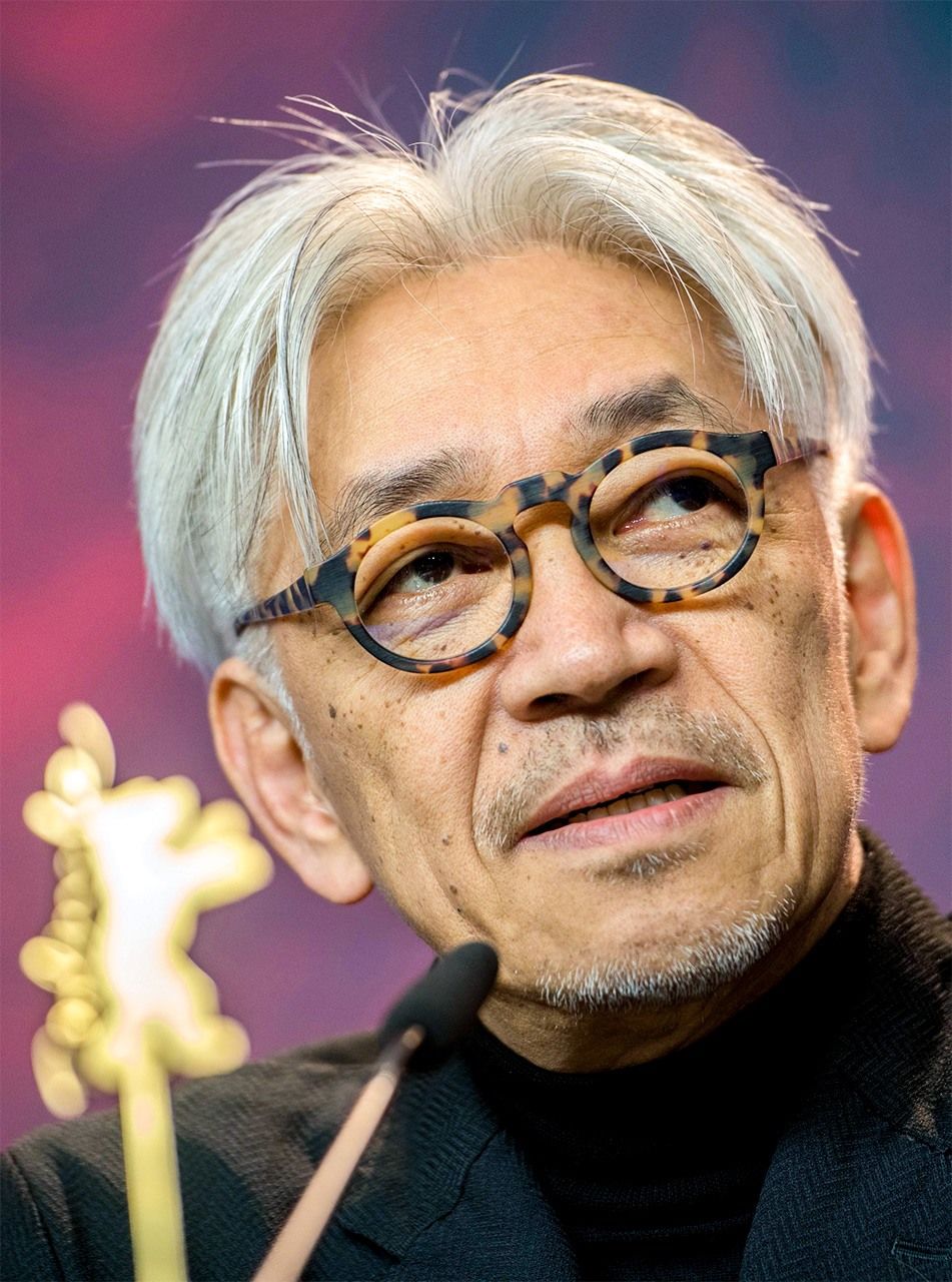 Sakamoto Ryūichi speaking at a press conference at the start of the Berlin International Film Festival (Berlinale), for which he was a judge, on February 15, 2018. (© AFP/Jiji)