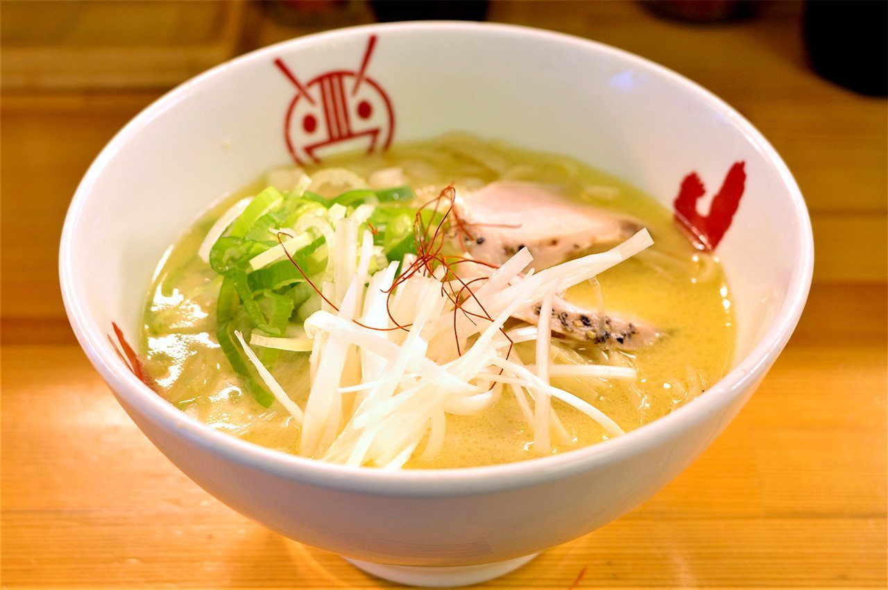 The Torisoba chicken-broth ramen is a hit at Ayam-ya. The extensive menu also includes chicken over rice and gyūdon beef bowls. (© Kumazaki Takashi)