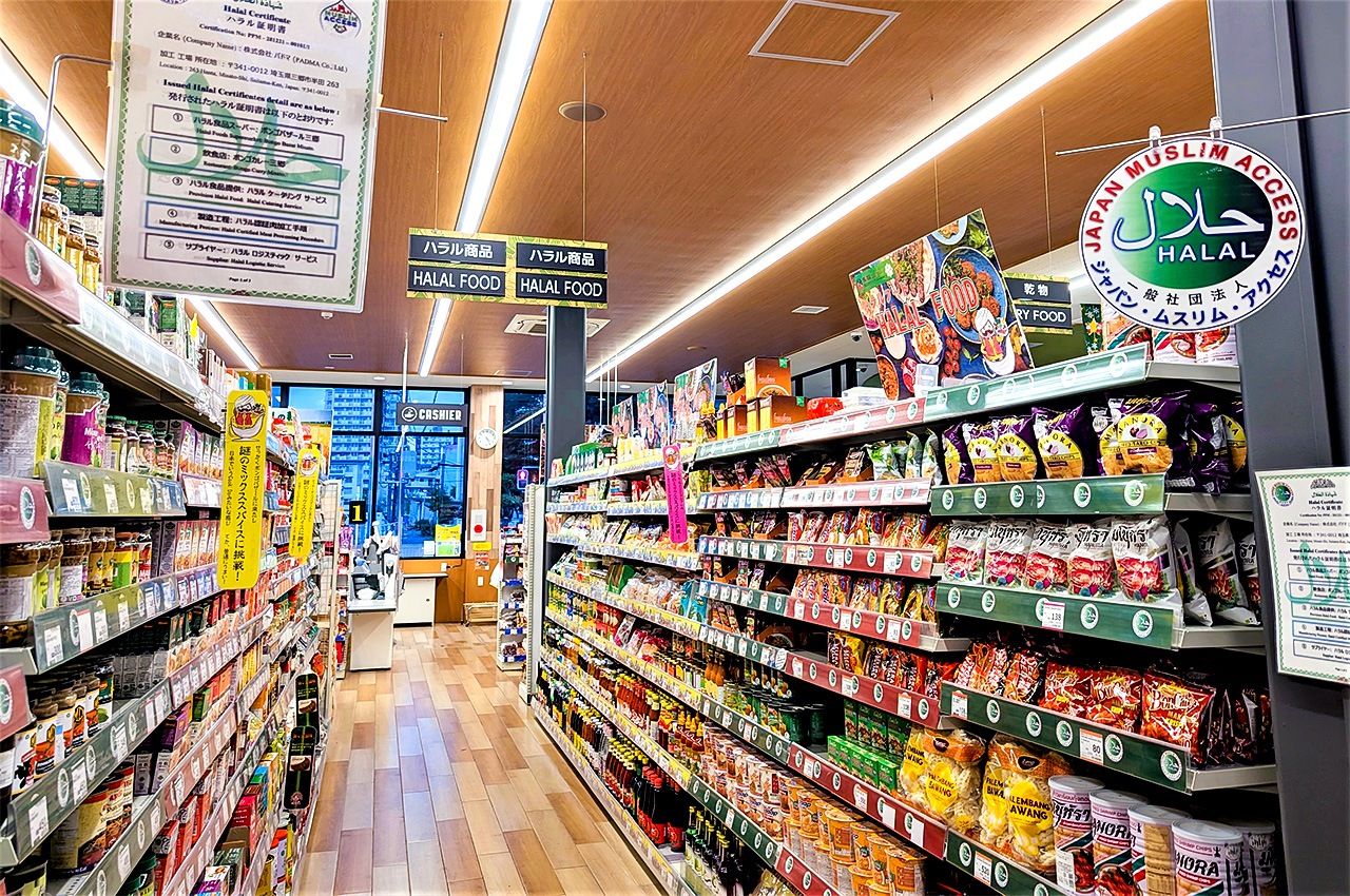 The shelves display a huge variety of ingredients and spices. (© Kumazaki Takashi)