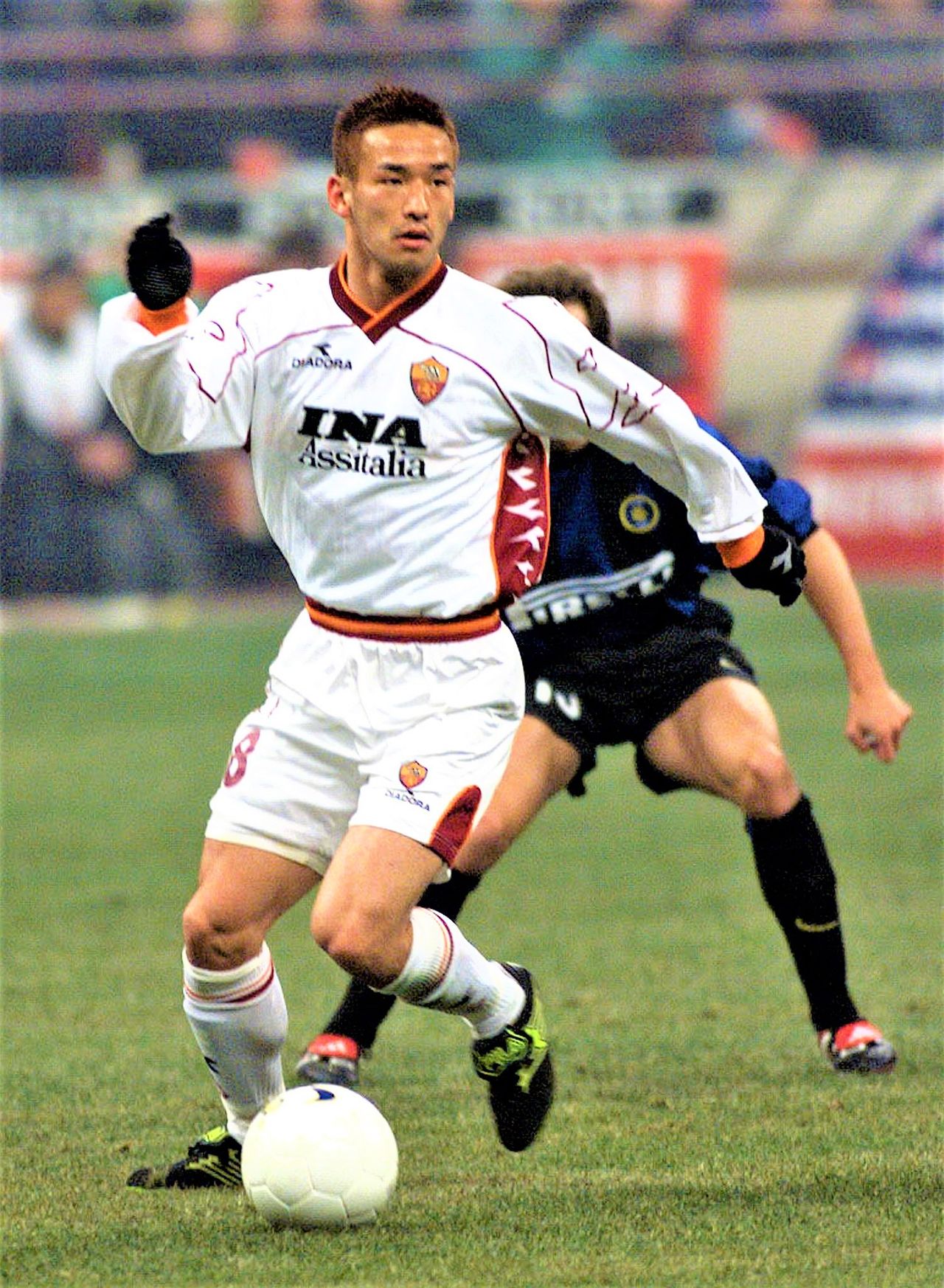 Nakata Hidetoshi after moving to powerhouse Roma plays in a match against Milan on January 30, 2001. (© AFP/Jiji)