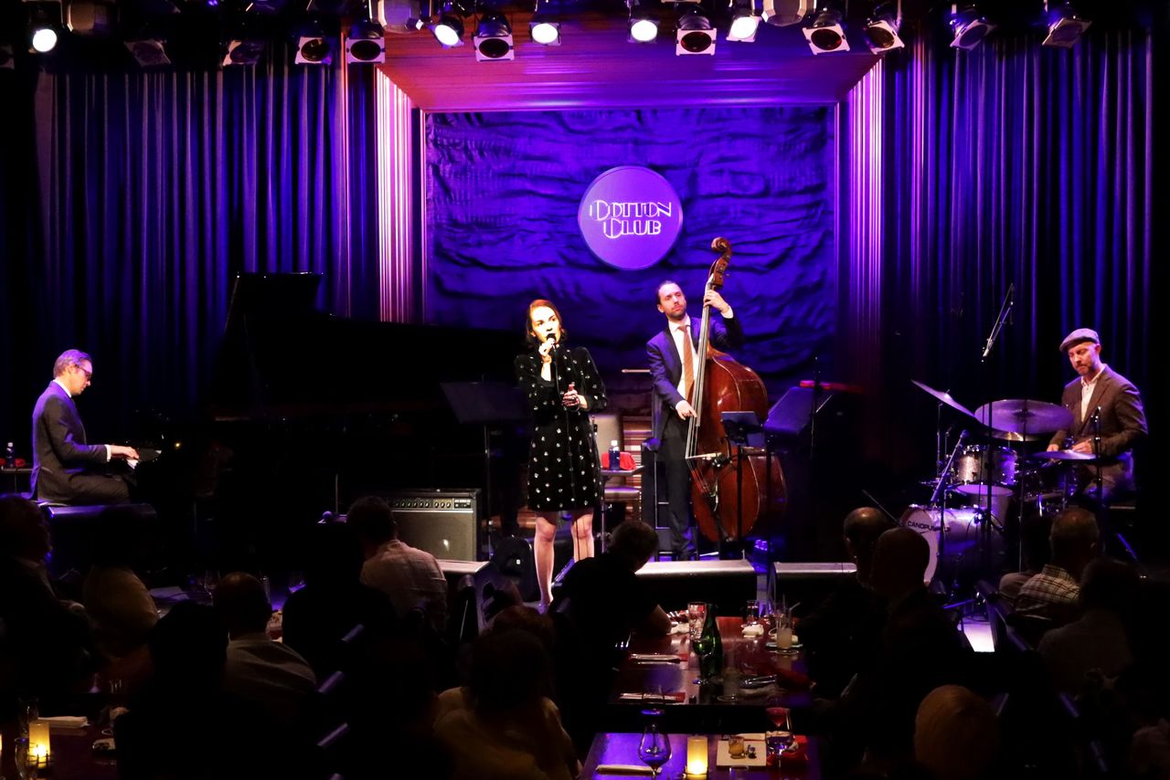 Isabella Lundgren (center), performing with her trio, envelopes her audience in nostalgic warmth with her sweet voice.