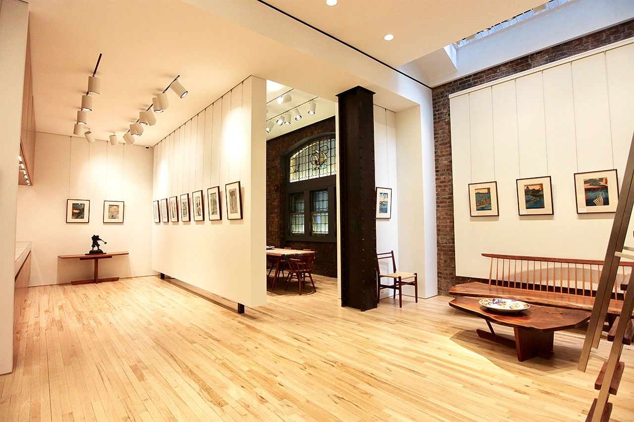 Ronin Gallery has its home in a building constructed by Andrew Carnegie in 1907. (© Kasumi Abe)