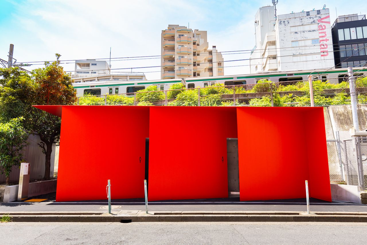 New York-based product designer Tamura Nao’s toilet is sandwiched between a road and a concrete railway embankment. The building’s red walls are like sheets of origami paper, carefully arranged to give users a sense of privacy and safety.