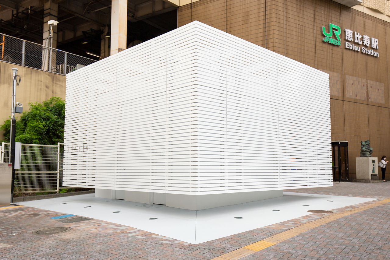 The pure-white cube by Satō Kashiwa, one of Japan’s best-known art directors, has a simple design that projects cleanliness. The entrance at the back gives a degree of privacy in the busy station-front location.