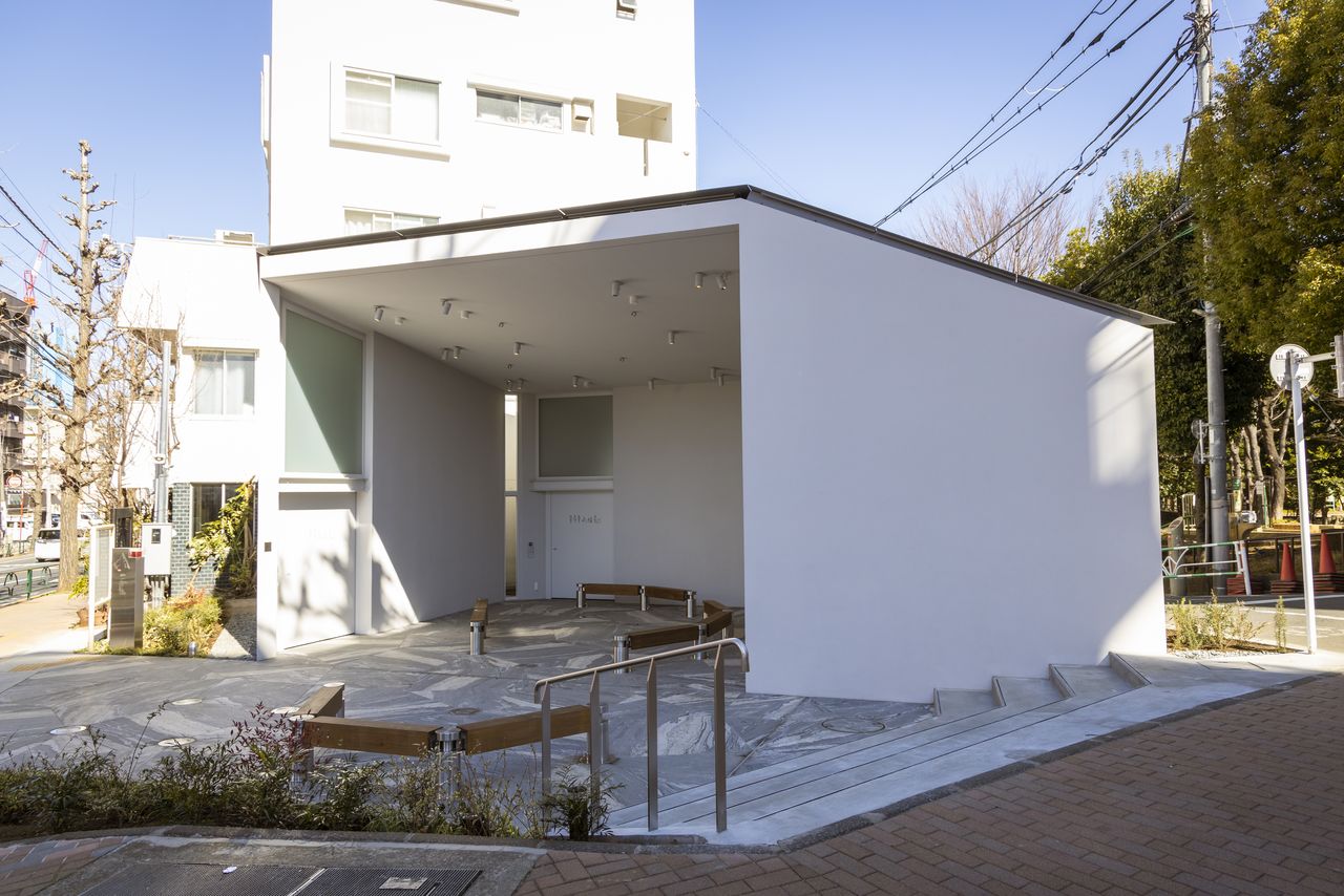 Professor Miles Pennington and the UTokyo DLX Design Lab created this facility on the concept of “With Toilet.” The structure has white walls that are ideal for displaying art or for projecting images and a multi-purpose space that can be arranged into different layouts. Since renovation, use of the public toilet by women has increased significantly.