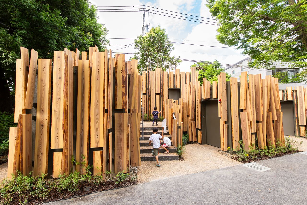 Kuma Kengo, an architect known for his abundant use of wood, clad the public toilet in cedar planks to create a forest-like feel that harmonizes with the greenery of the surrounding park.