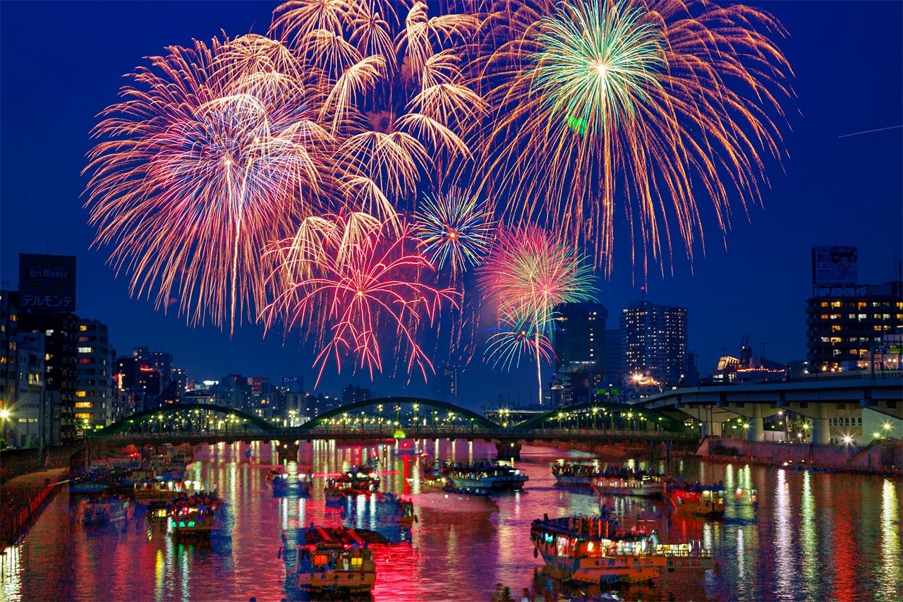 Yakatabune and the Sumida River Fireworks Festival. (© Pixta)