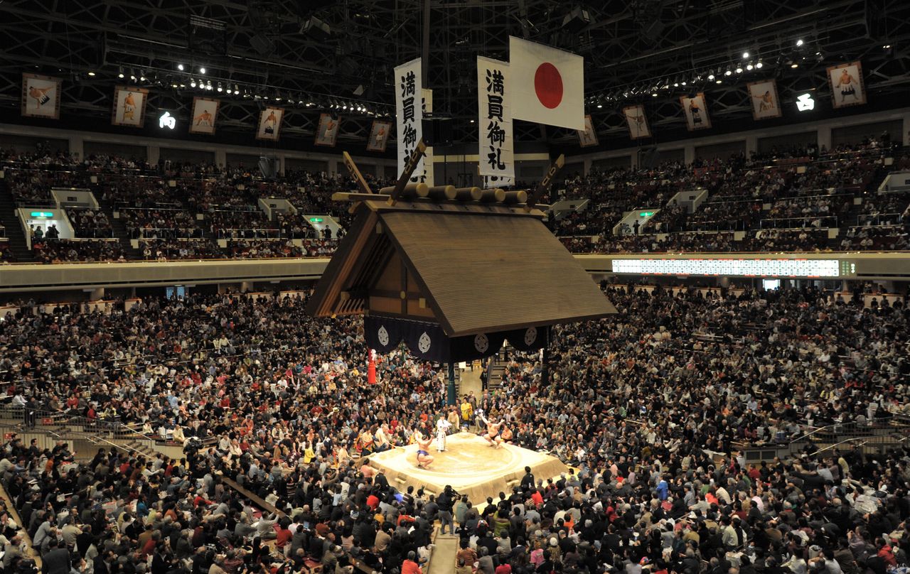 The Ryōgoku Kokugikan in Tokyo is known as the home of professional sumō. Of the six main tournaments held each year, three take place here. (© Jiji)
