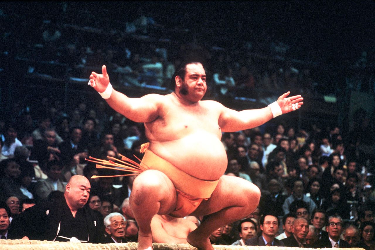 Hawaiian-born rikishi Takamiyama, popularly known as “Jesse,” helped pave the way for foreign wrestlers. After retiring from the ring, he became the stablemaster Azumazeki and worked to train the next generation of wrestlers, including fellow Hawaiian Akebono, who would go on to become a yokozuna. (© Jiji)