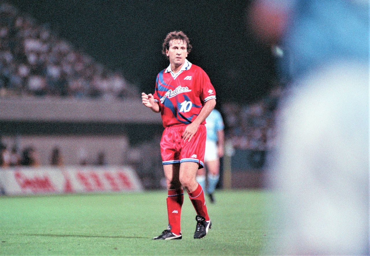 Brazilian superstar Zico plays for the Kashima Antlers in a match against Jubilo Iwata at Iwata Stadium in Shizuoka Prefecture on June 15, 1994. High-profile international players helped draw crowds and elevated the level of play in the league’s early years. (© Jiji)