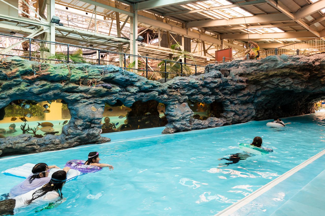 Japan’s first ever “flowing aquarium pool” gives park-goers the feeling of swimming in tropical waters.