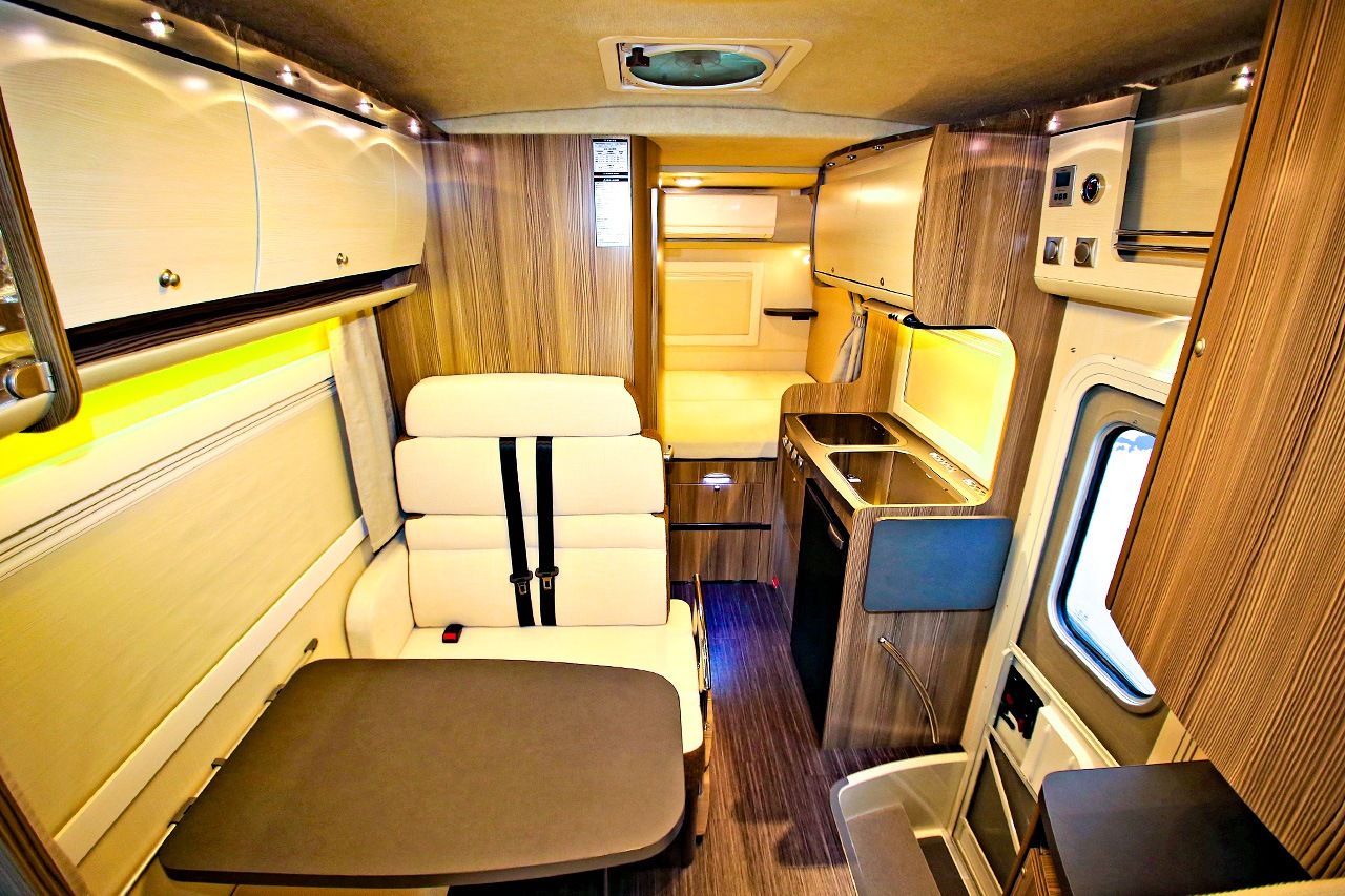 The interior of a camper van based on Toyota’s Camroad, in the five meter by two meter class. It has an impressively spacious interior layout sufficient for families to be comfortable. (© Iwata Kazunari)