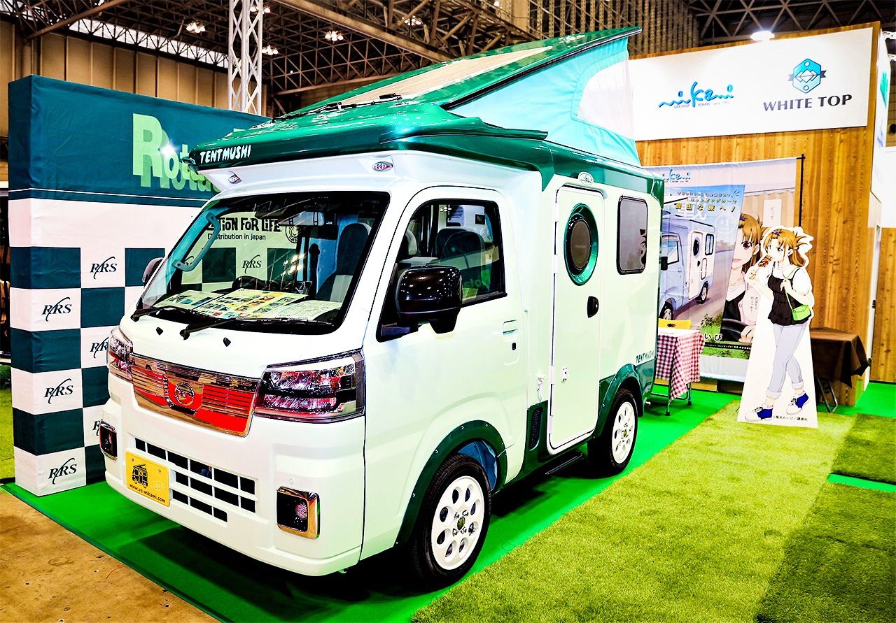 This camper is based on a light-duty kei-class truck with an integrated shell. It offers stress-free driving on narrow roads and low maintenance costs. (© Iwata Kazunari)