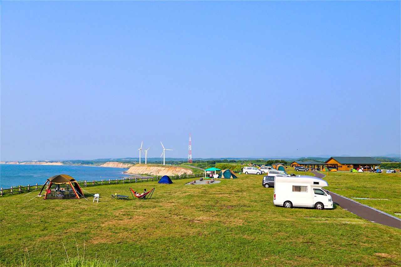 The Tomamae Yūhigaoka Auto Campground in Tomamae, Hokkaidō, has wonderful wide-open vistas. (© Iwata Kazunari)