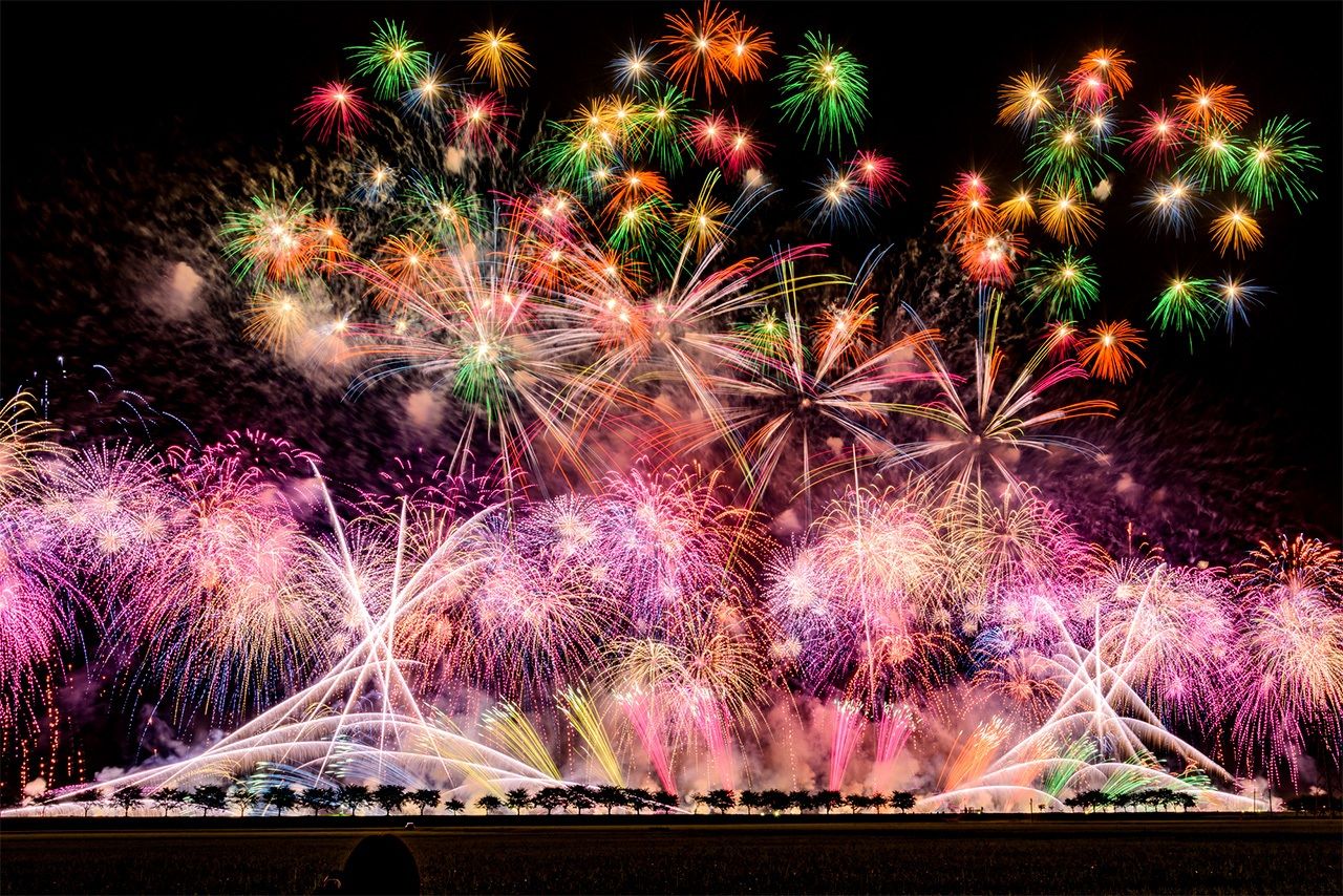 Ōmagari National Fireworks Competition. August 25, 2018 (© Pixta)