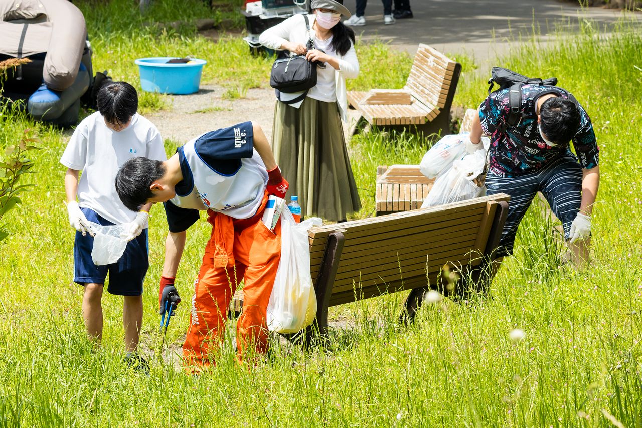 Young teens are especially good at picking up litter. (© Nippon.com)