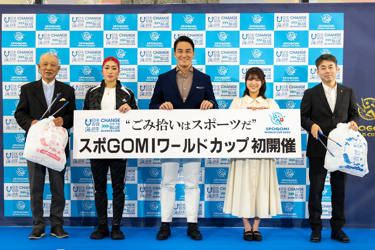 From left: Sasakawa Yōhei, chairman, Nippon Foundation; professional climber and World Cup ambassador Nonaka Mihō; swimmer Matsuda Takeshi; former AKB/SKE48 singing group member Yamauchi Suzuran; and Yanai Kōji, director of Fast Retailing Co., which donated funding for the tournament. (© Nippon.com)