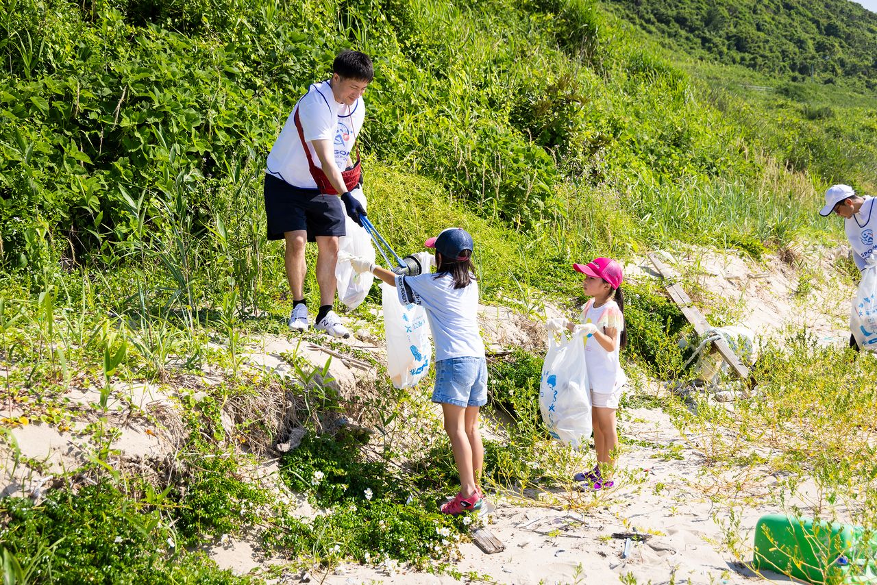 Even little kids pitch in to help. (© Nippon.com)