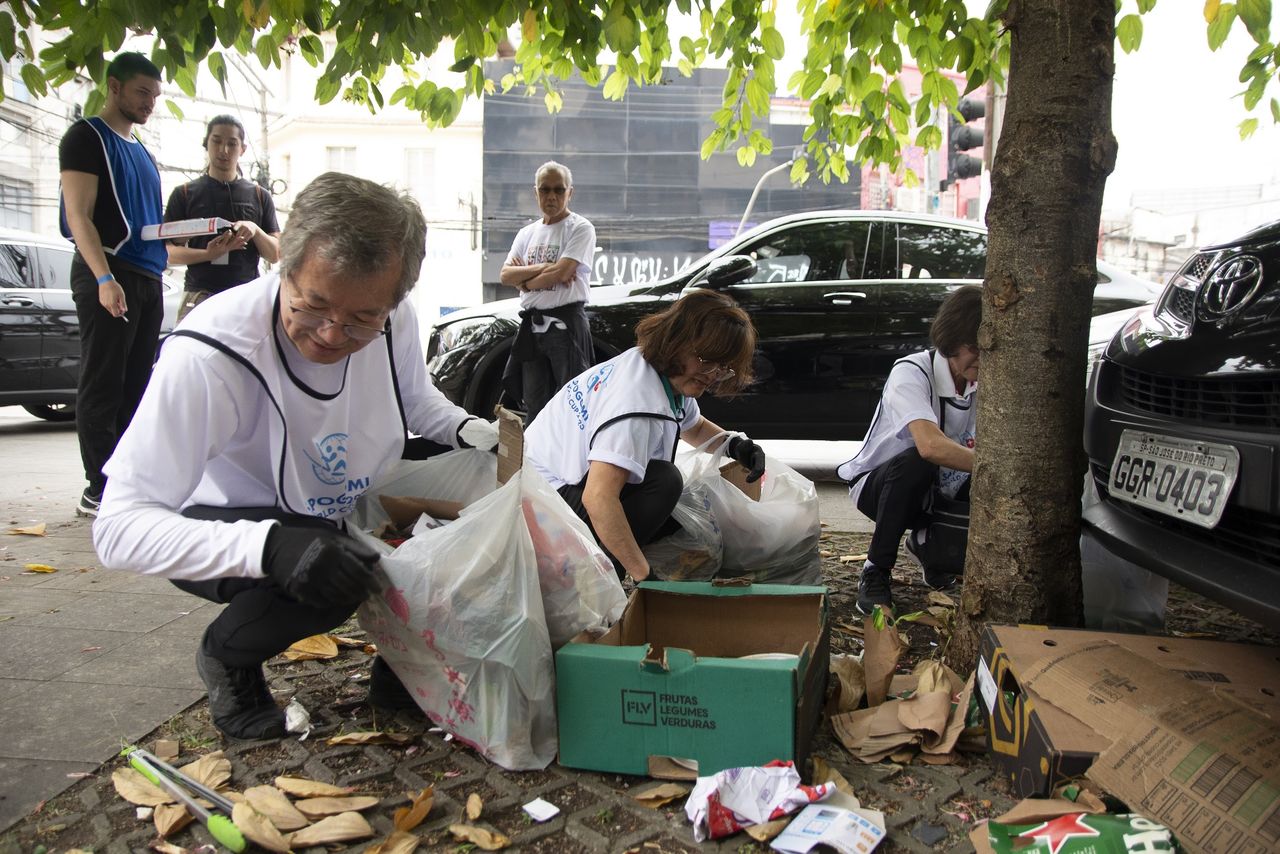 A group of Japanese-Brazilians, who make it a habit to pick up litter regularly, participated in the preliminary round in Brazil. They notched up a respectable record, collecting 179.2 kilograms of trash. (Courtesy of the SpoGomi World Cup Operating Committee)