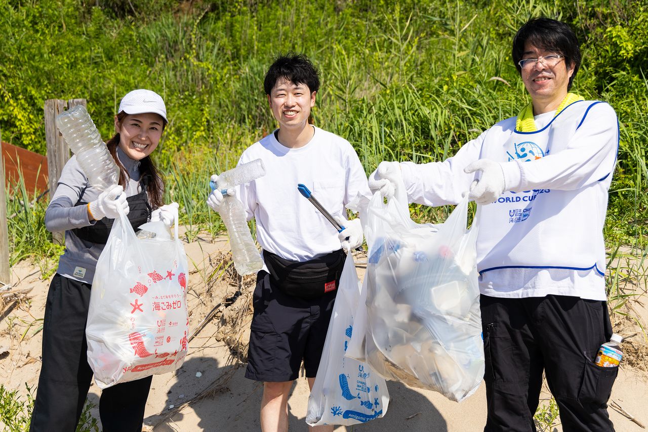 Picking up litter is healthy exercise. (© Nippon.com)