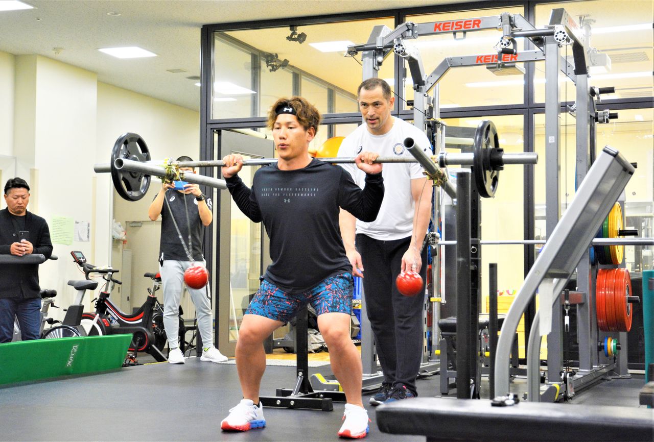 Yoshida trains with Murofushi Kōji at a gym in Tokyo on January 23, 2020. (© Jiji)