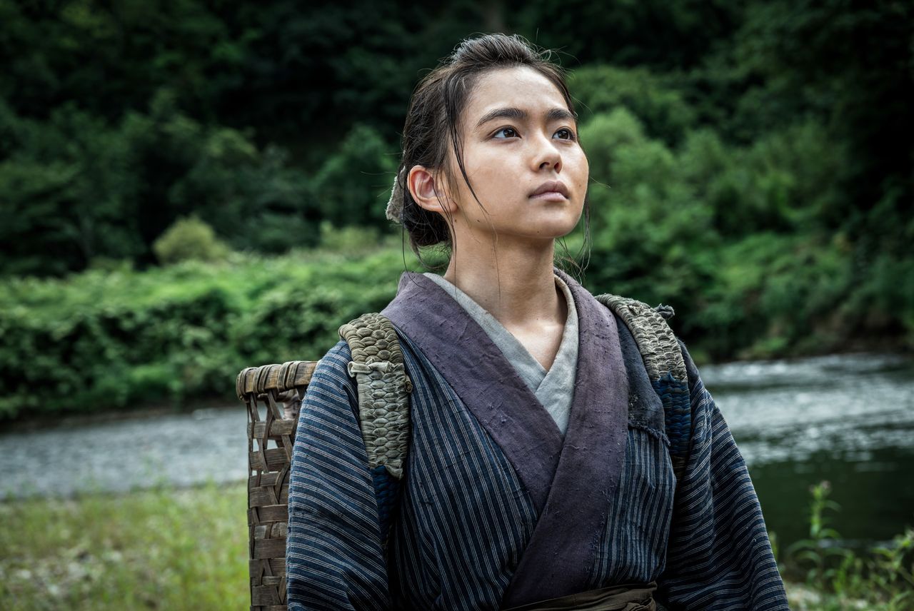 Yamada Anna plays Rin, whose reverence for local mountain Hayachinesan as the goddess of thieves enables her to endure her harsh existence. (© Yamaonna Film Committee)