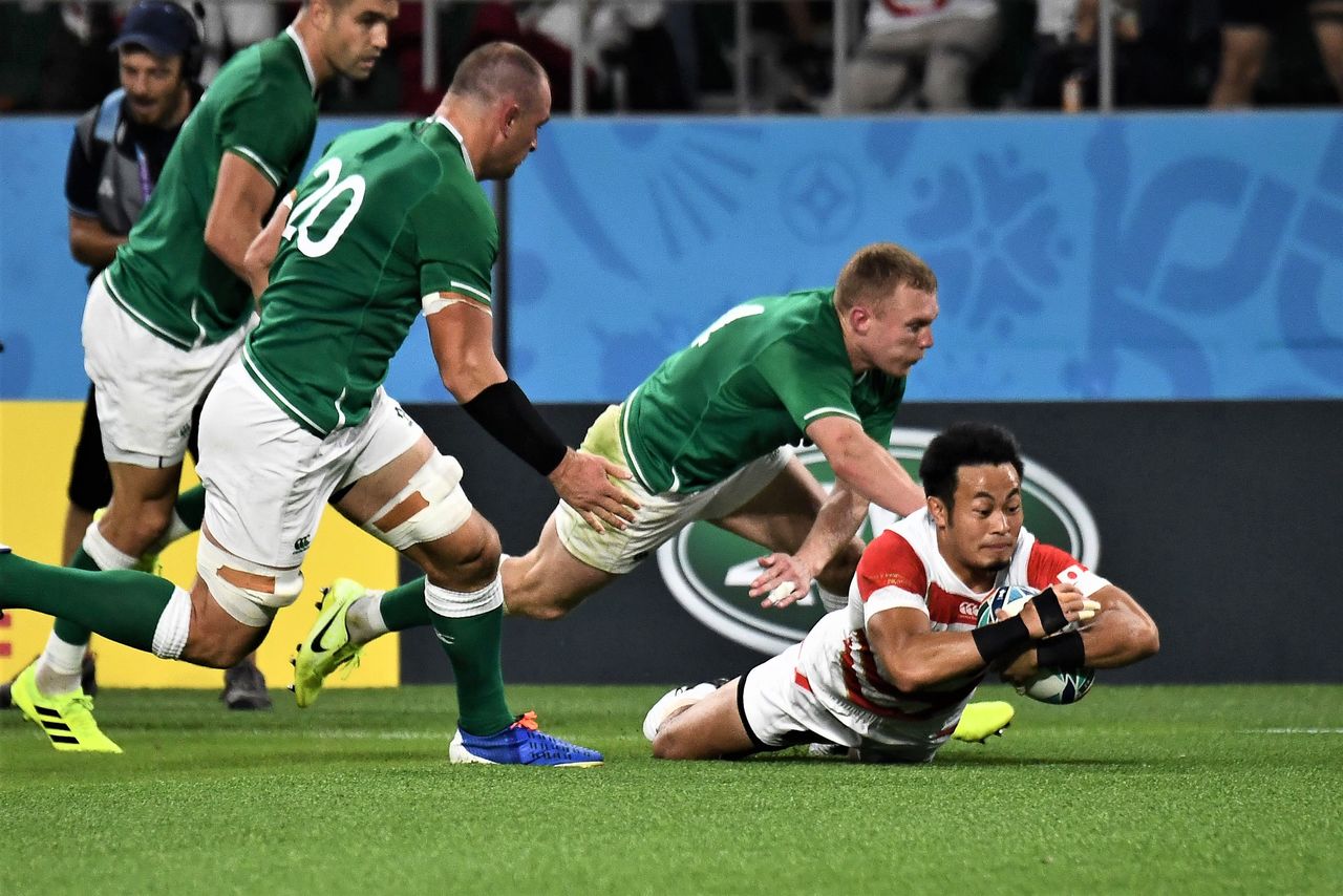 Player Fukuoka Kenki deciding a try against Ireland in the second match of the semifinals of the 2019 world cup on September 28, 2019, in Shizuoka. He is currently studying to become a doctor. (© AFP/Jiji)