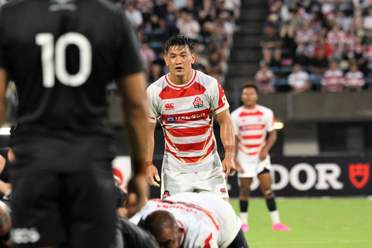 Young fly-half Lee Seung-sin is heading into his first world cup. In training matches, he became a point maker with unmatched kicking accuracy. (© Ōtomo Nobuhiko)
