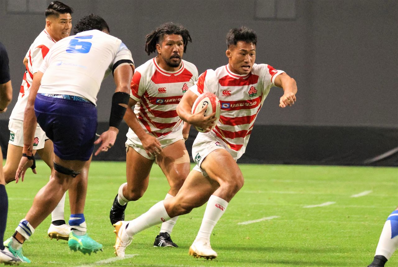 Center Osaka Tomoki made his mark with the Saitama Wild Knights, a League One leader, and is carrying high hopes for the national team. (© Ōtomo Nobuhiko)