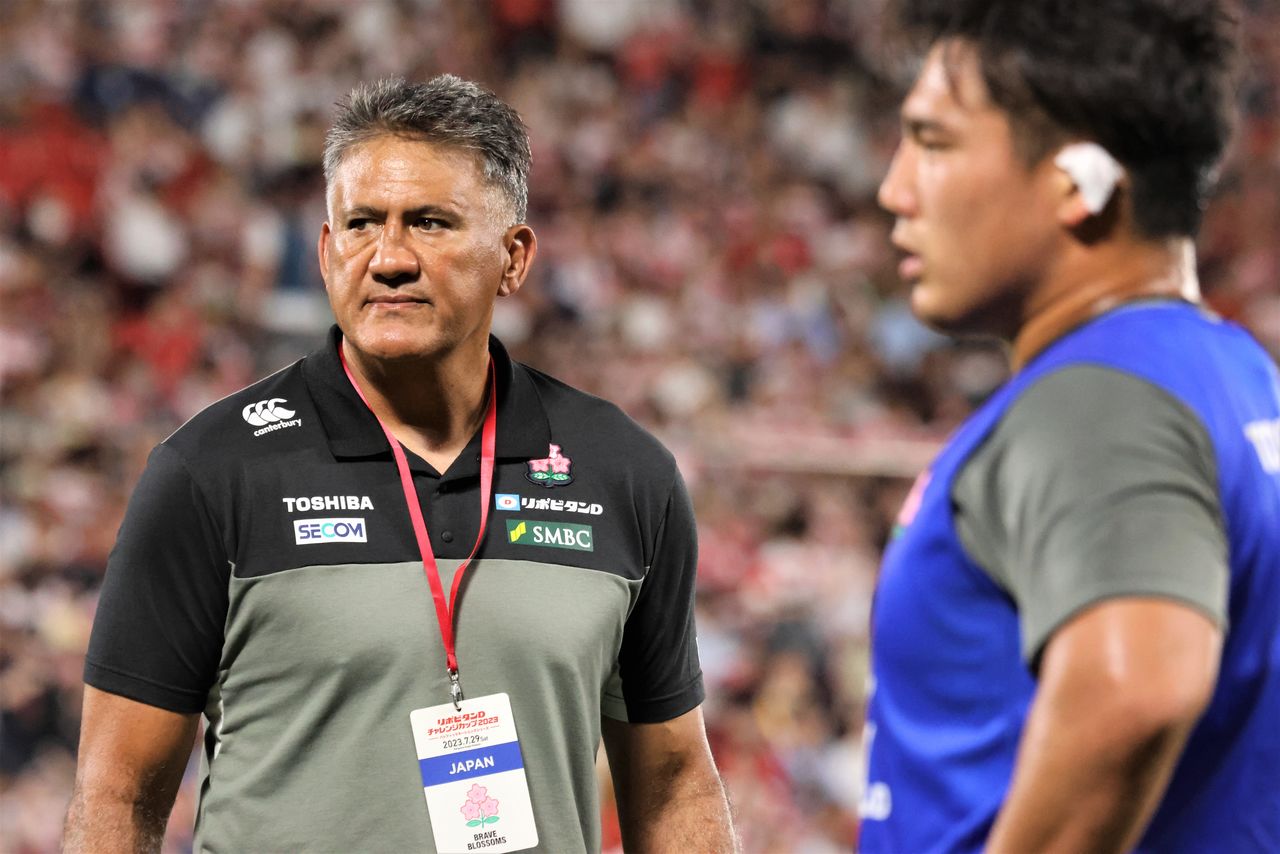 Head coach Jamie Joseph, left, has announced he will retire after the World Cup in France. What kind of play will he show at the culmination of his eight-year stint? (© Ōtomo Nobuhiko)