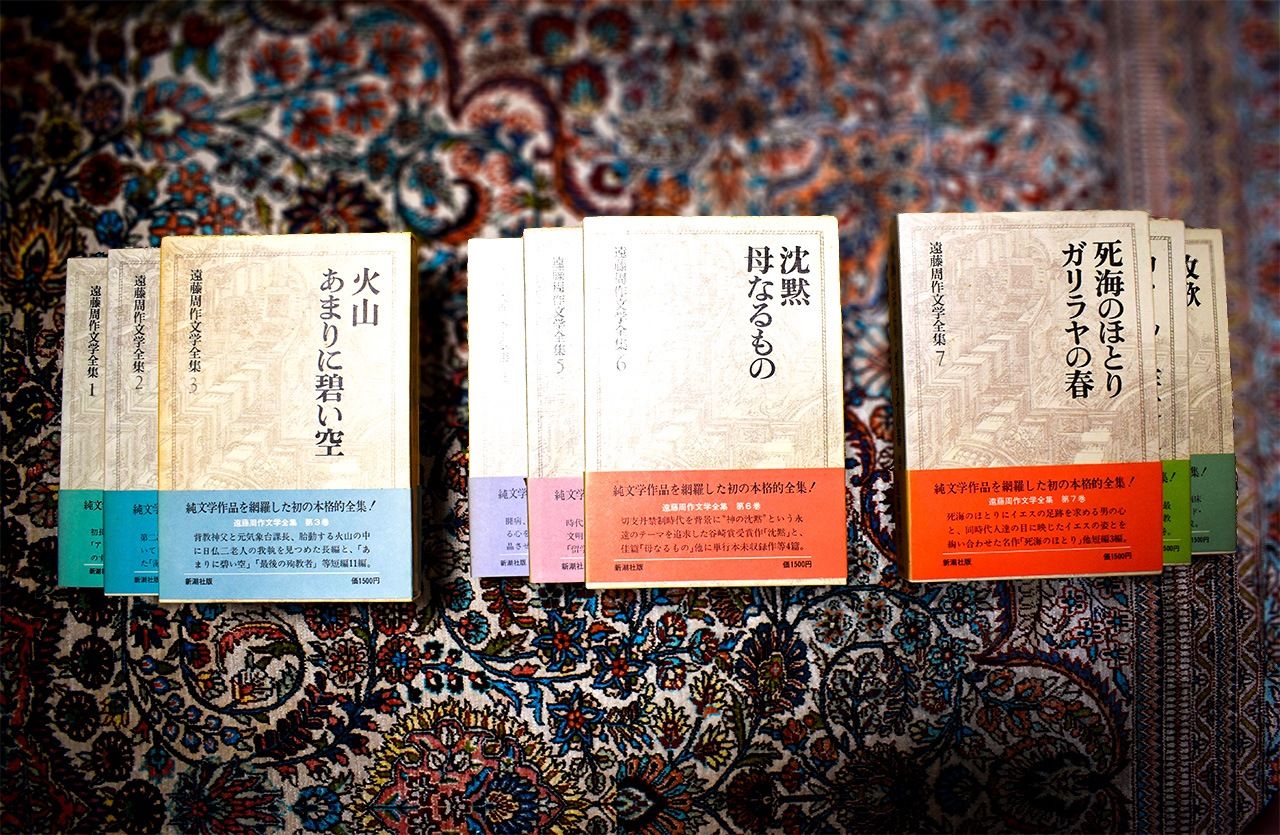 Endō's best-known work, Chinmoku (Silence) (center) is contained in volume 6 of the author's collected works, published by Shinchōsha in 1975.