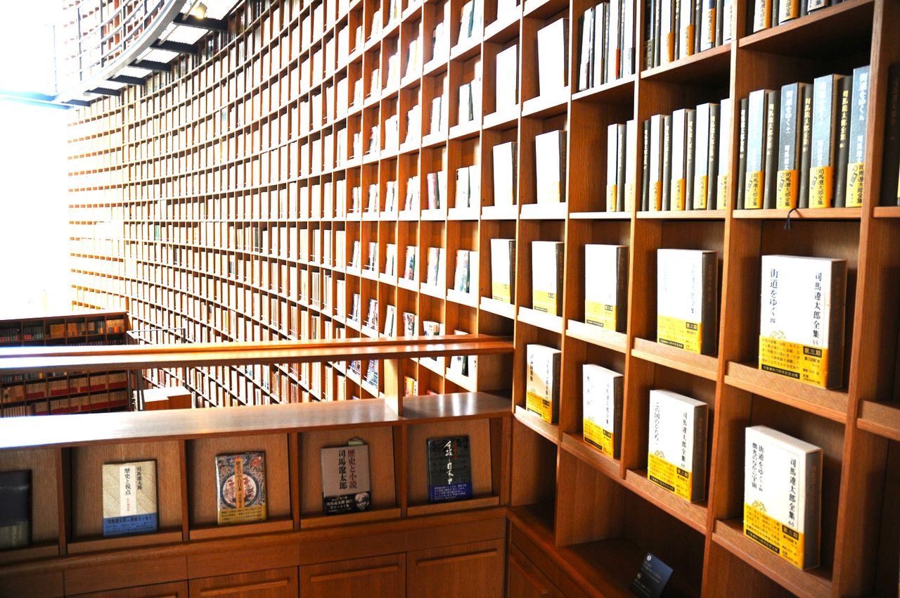 Books line the wall of the museum building. (Courtesy Shiba Ryōtarō Memorial Museum)