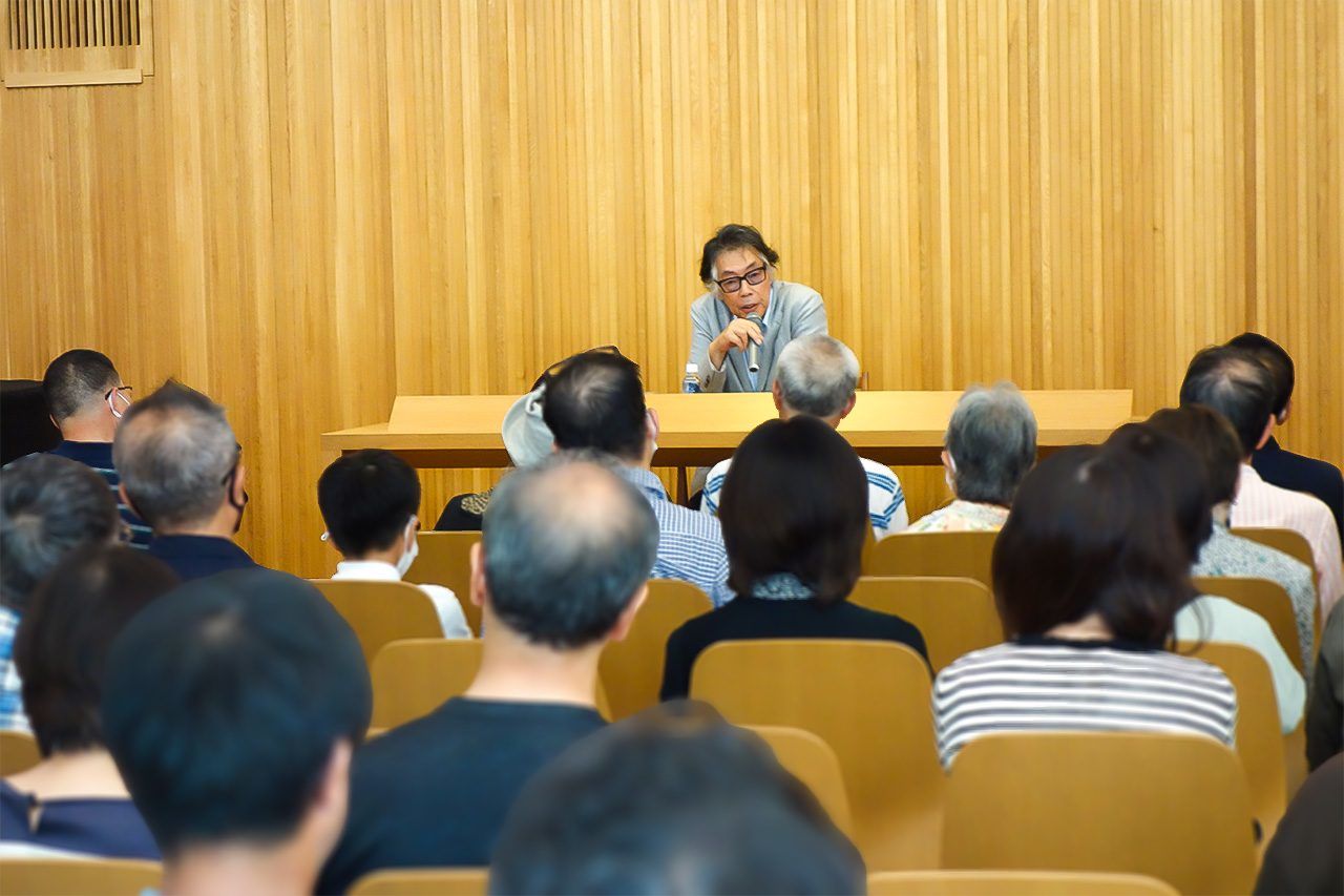 Shiba Ryōtarō Memorial Museum Director Uemura Yōkō speaks at the facility’s lecture hall. (© Takino Yūsaku) 