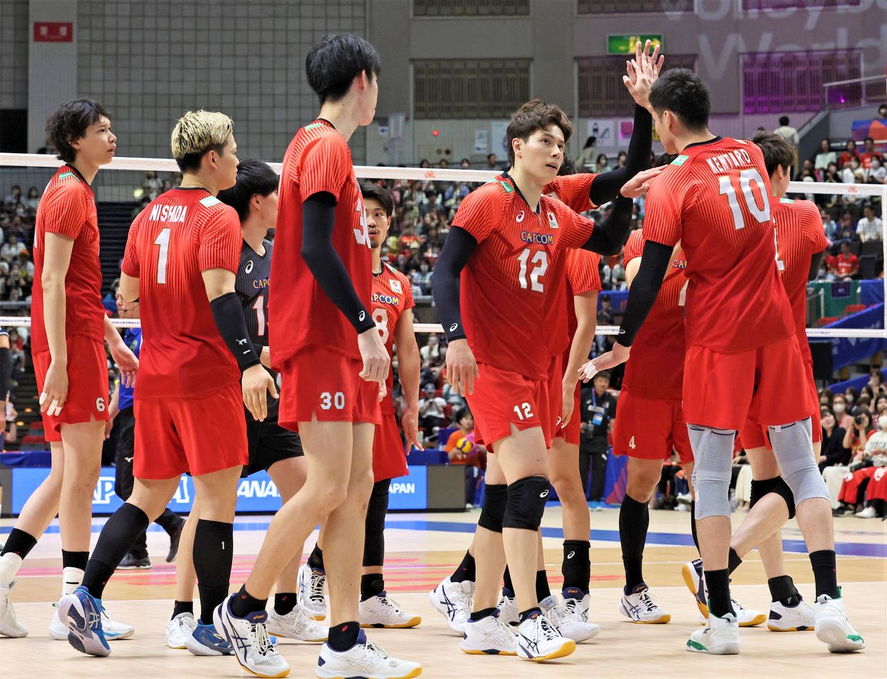 Number 12 Takahashi Ran joins his teammates in celebrating Japan’s victory against Iran in the FIVB Volleyball Men’s Nations League, June 6, 2023, Nippon Gaishi Hall, Aichi Prefecture. (© Jiji)