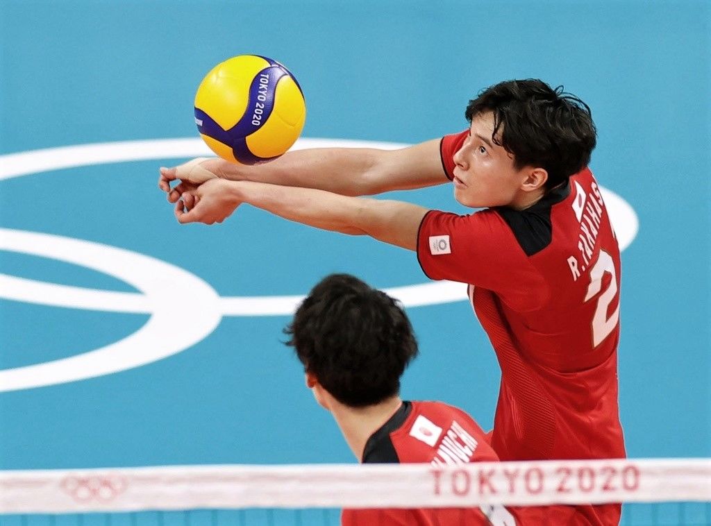  Takahashi shows off his receiving skills at the Tokyo Olympics at Ariake Arena, August 3, 2021. (© Kyōdō)