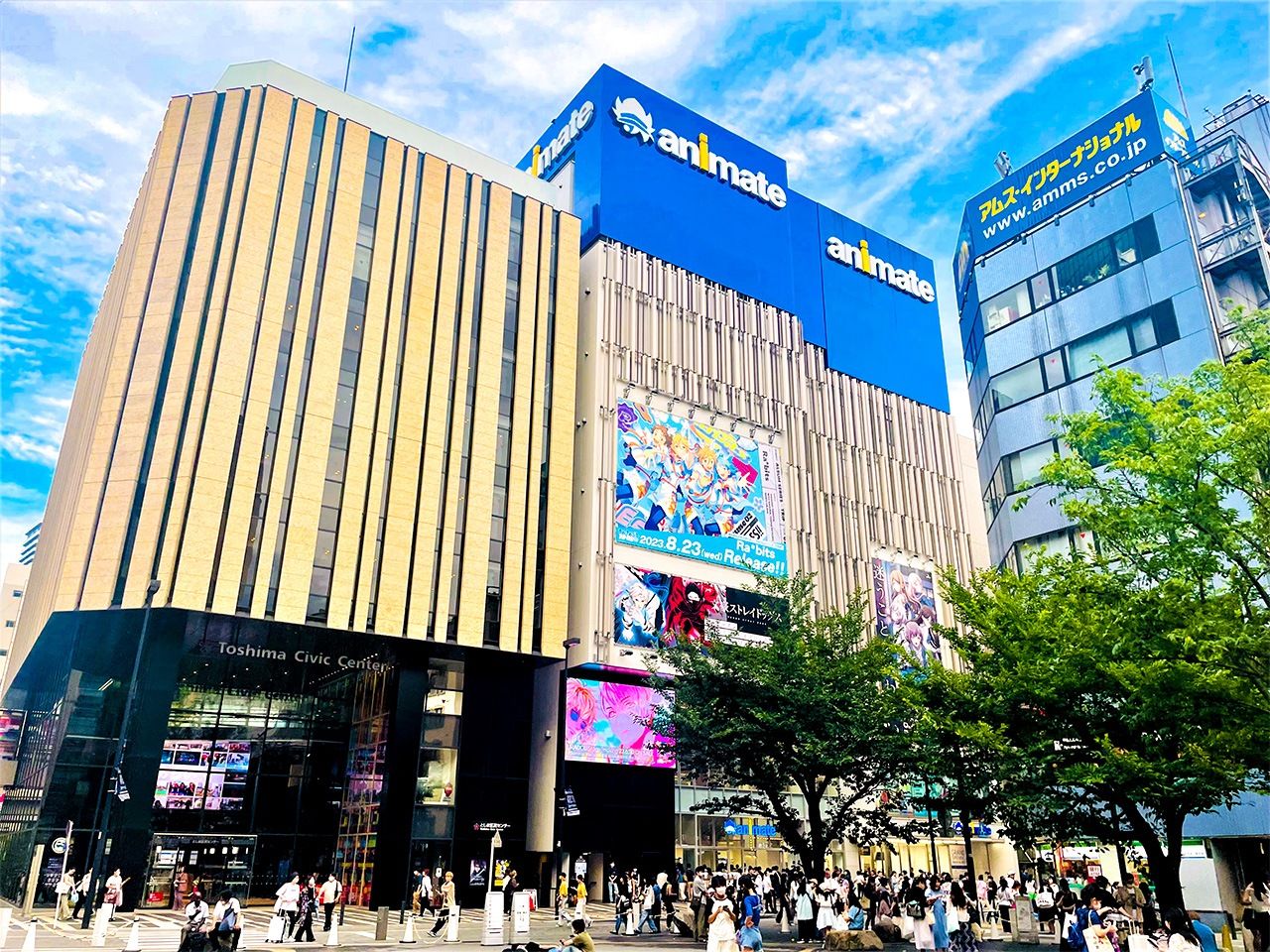 Recently renovated Animate Ikebukuro. Many customers cannot wait until they get home, choosing instead to open their purchases in Nakaikebukuro Park, seen here in the foreground. (© Hanioka Yuri)