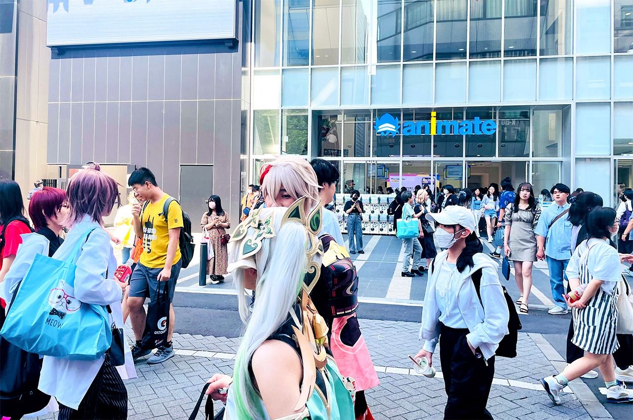 Cosplayers blend in with the crowds outside Animate Ikebukuro. (© Hanioka Yuri)