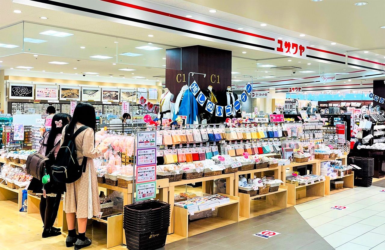 The plush doll section at the craft and hobby store Yuzawaya inside Ikebukuro’s Wacca shopping complex. A wide selection of cloth for costumes allows fans to faithfully recreate the look of their favorite characters. (© Hanioka Yuri)