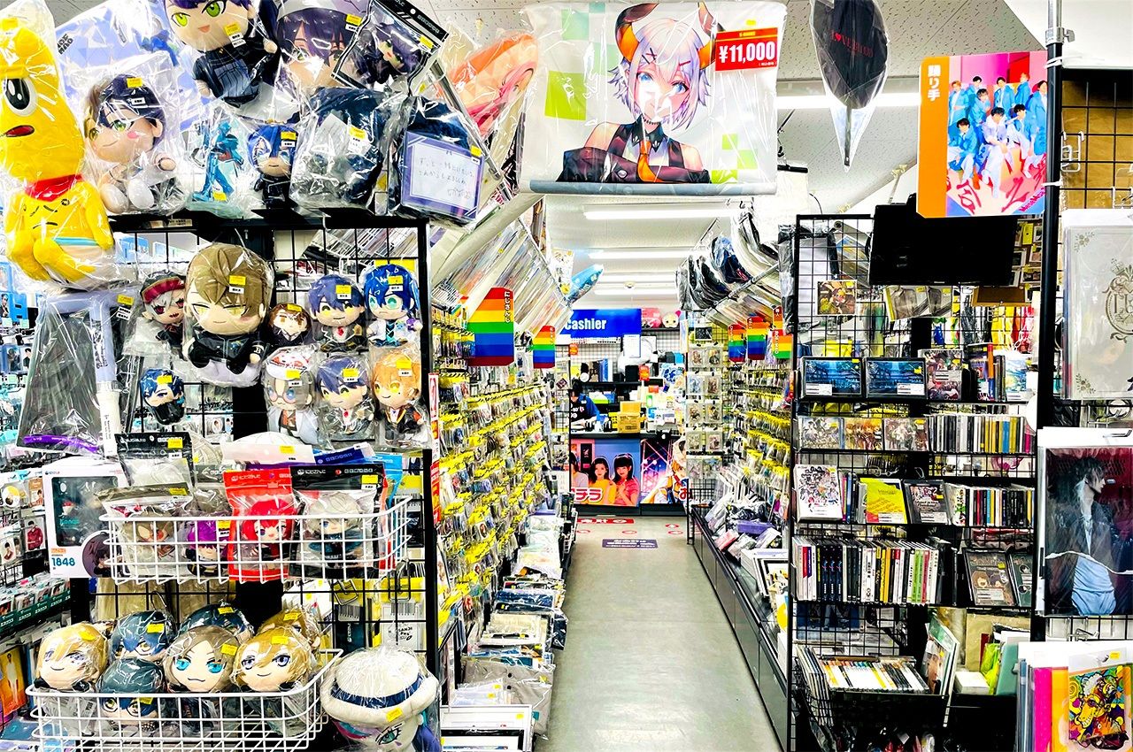 The Video corner within the K-Pop-Kan has a wide variety of merchandise related to video content creators like YouTubers, VTubers, singers, and dancers. (© Hanioka Yuri)