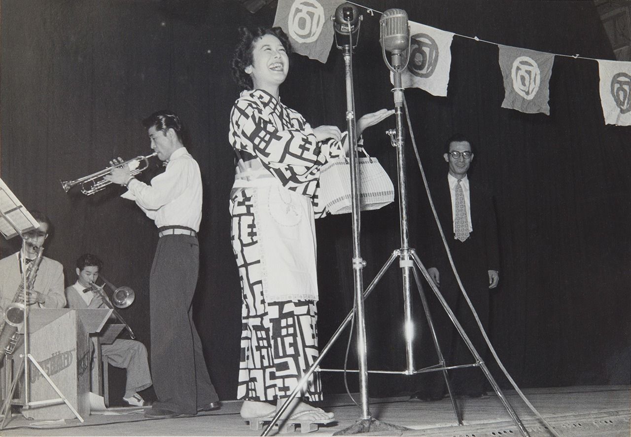 Kasagi Shizuko shows a different side in a performance of “Shopping Boogie.” (Courtesy Kasagi Shizuko Photo Archive)