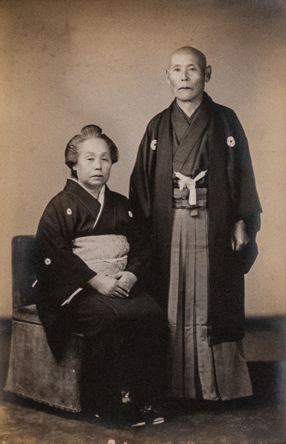 Kubota Tomotoshi, right, with his wife. As head of the Hakozaki Aquarium, he diligently worked to run the facility and educate the public. (Courtesy of Hanada Noriko)