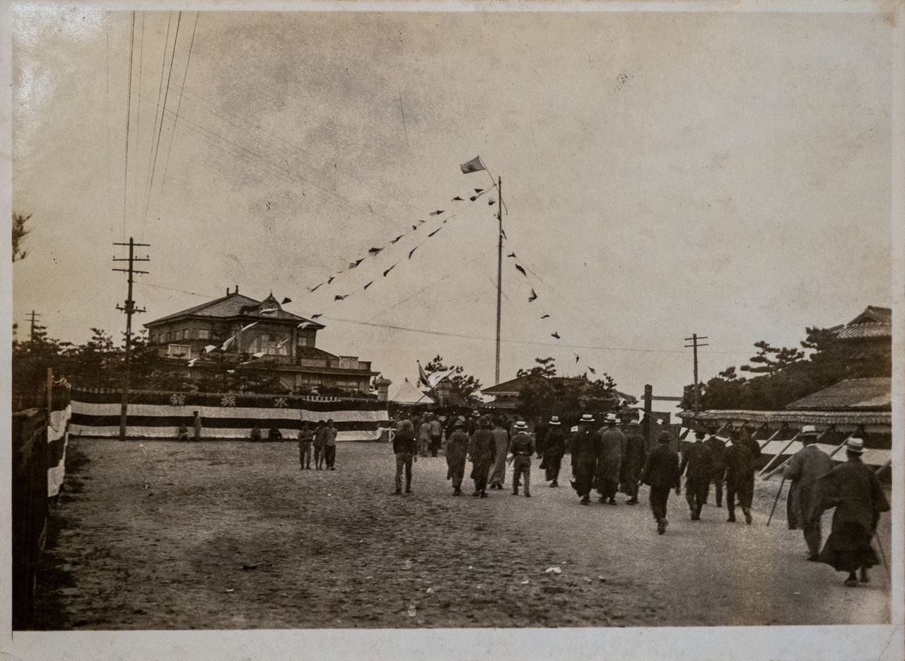 The Hakozaki Aquarium’s grand opening in March 1910. The facility was built with the financial backing of prominent locals as a “permanent amusement spot” for residents of the area. (Courtesy of Hanada Noriko)