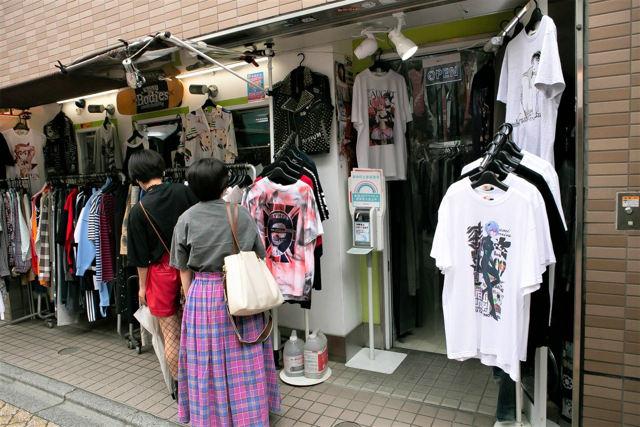 高円寺店の入り口にはアニメキャラクターが描かれたTシャツが目立つ。  (©福沙子綾子)