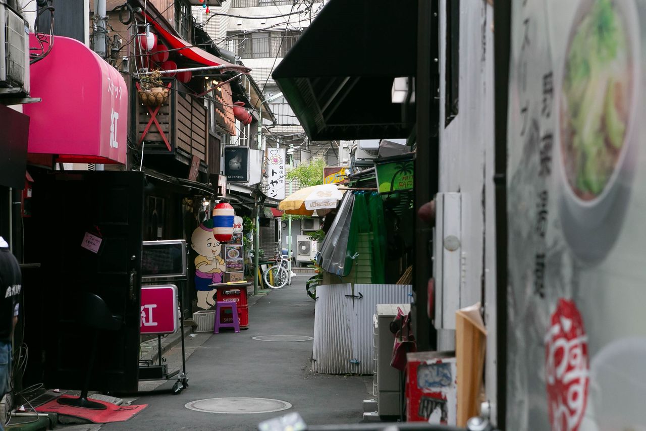 西尾木久の裏通りに並ぶ飲食店は、この地域の多くの観光スポットのひとつです。  (©福沙子綾子)